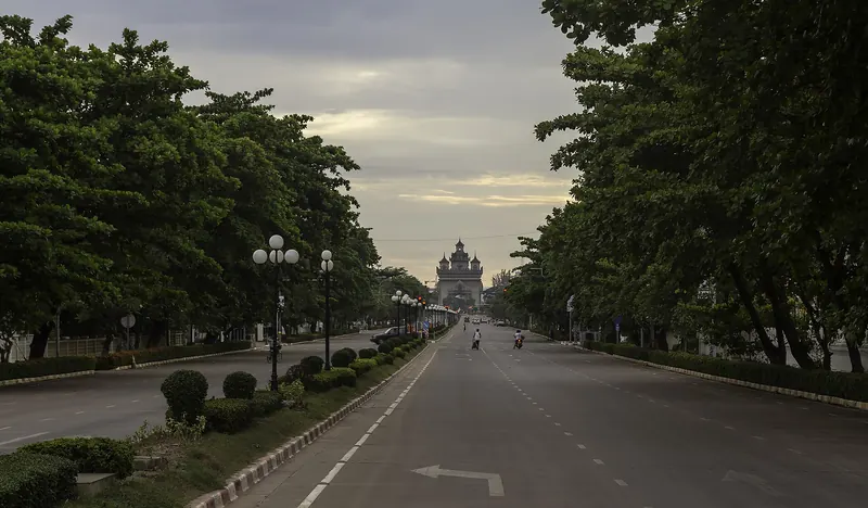 ຖະໜົນລ້ານຊ້າງ ແລະ ປະຕູໄຊ